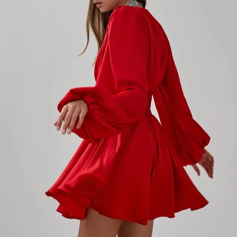 Robe de cocktail rouge courte évasée manches longues