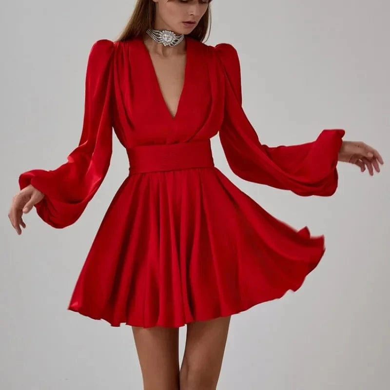 Robe de cocktail rouge courte évasée manches longues
