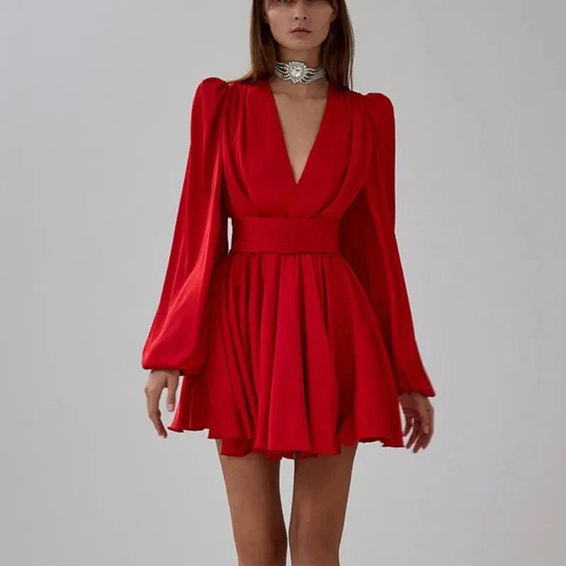 Robe de cocktail rouge courte évasée manches longues