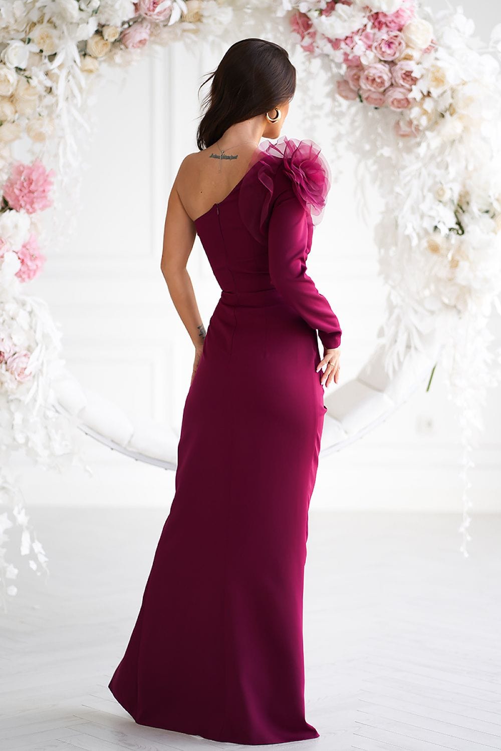 Robe de soirée mariage chic longue bordeaux à une manche épaule dénudée élégante et raffinée.