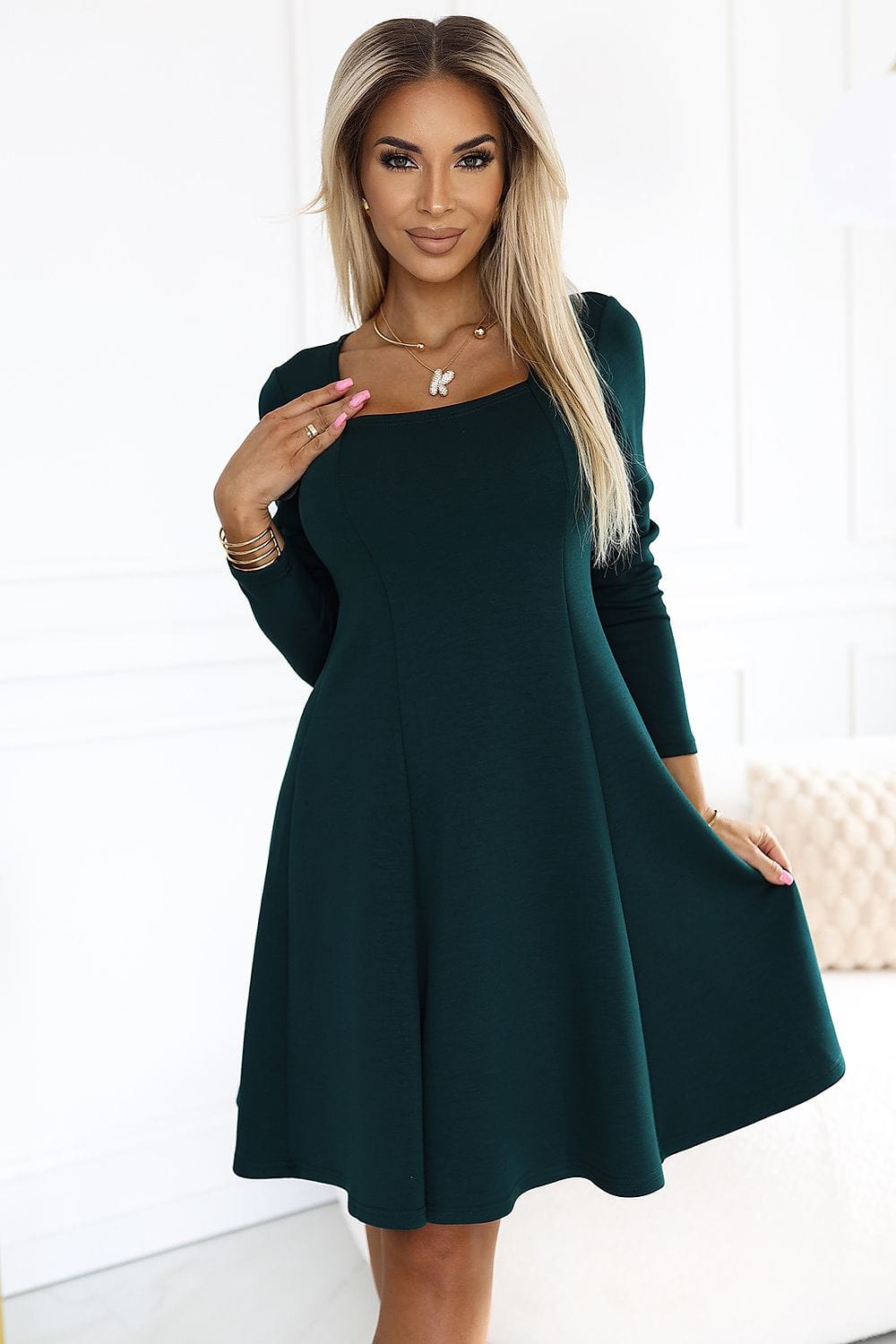 Robe de soirée chic verte manches longues midi trapèze, idéale pour un cocktail ou une fête tendance.