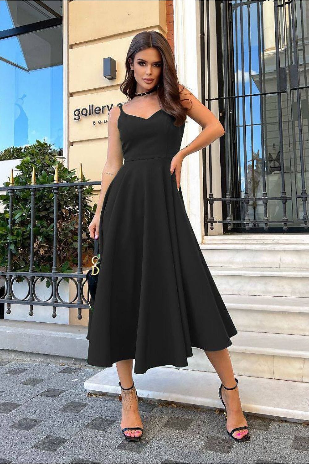 robe de soirée noire chic évasée longue manches courtes silhouette trapèze pour mariage invité