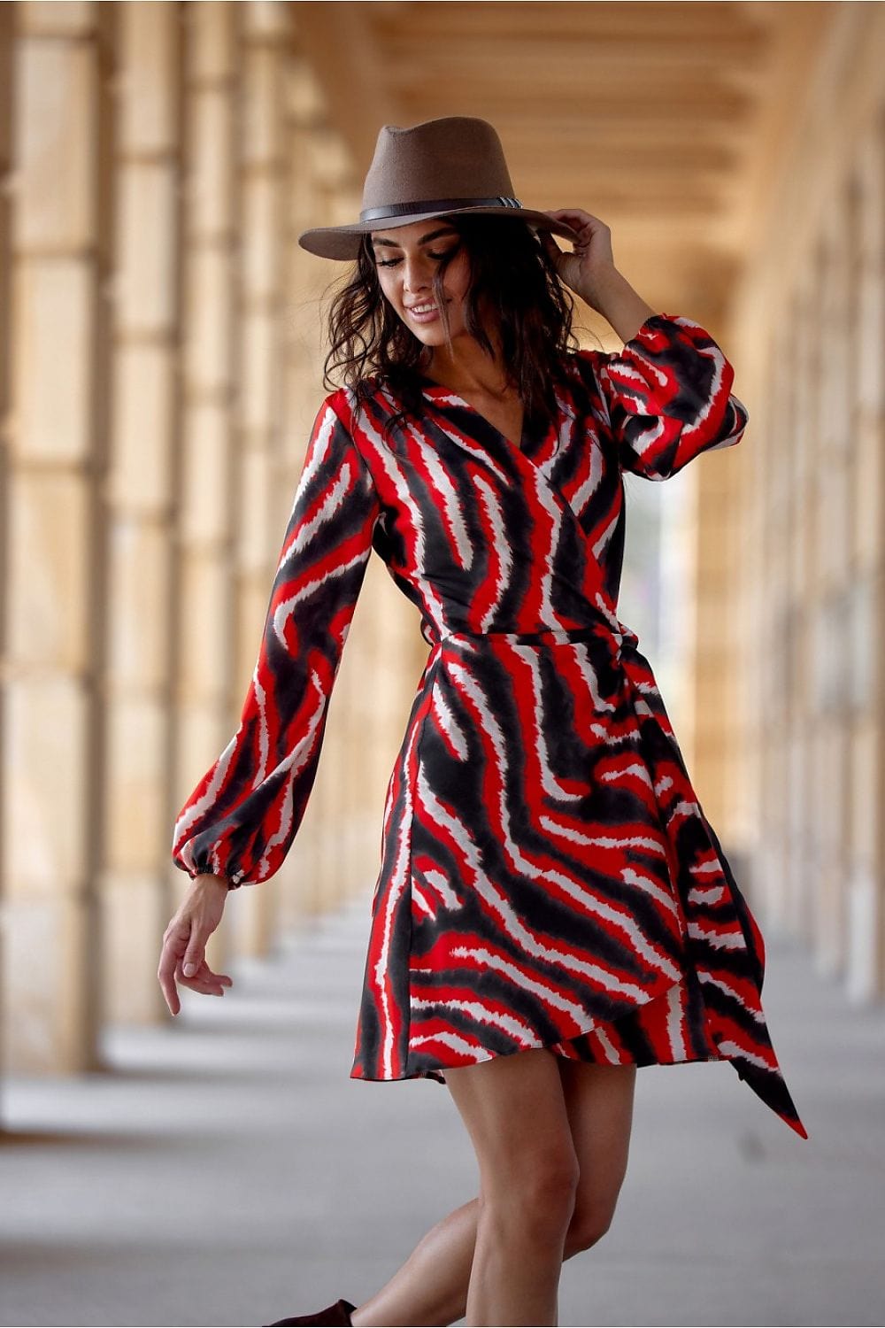 Robe de soirée chic rouge et noire courte avec manches longues, parfaite pour un mariage d'été.
