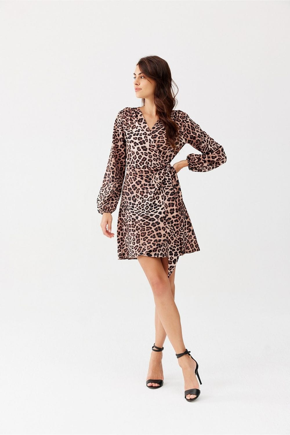 Robe de soirée chic imprimé léopard manches longues, courte et fluide pour un look tendance.