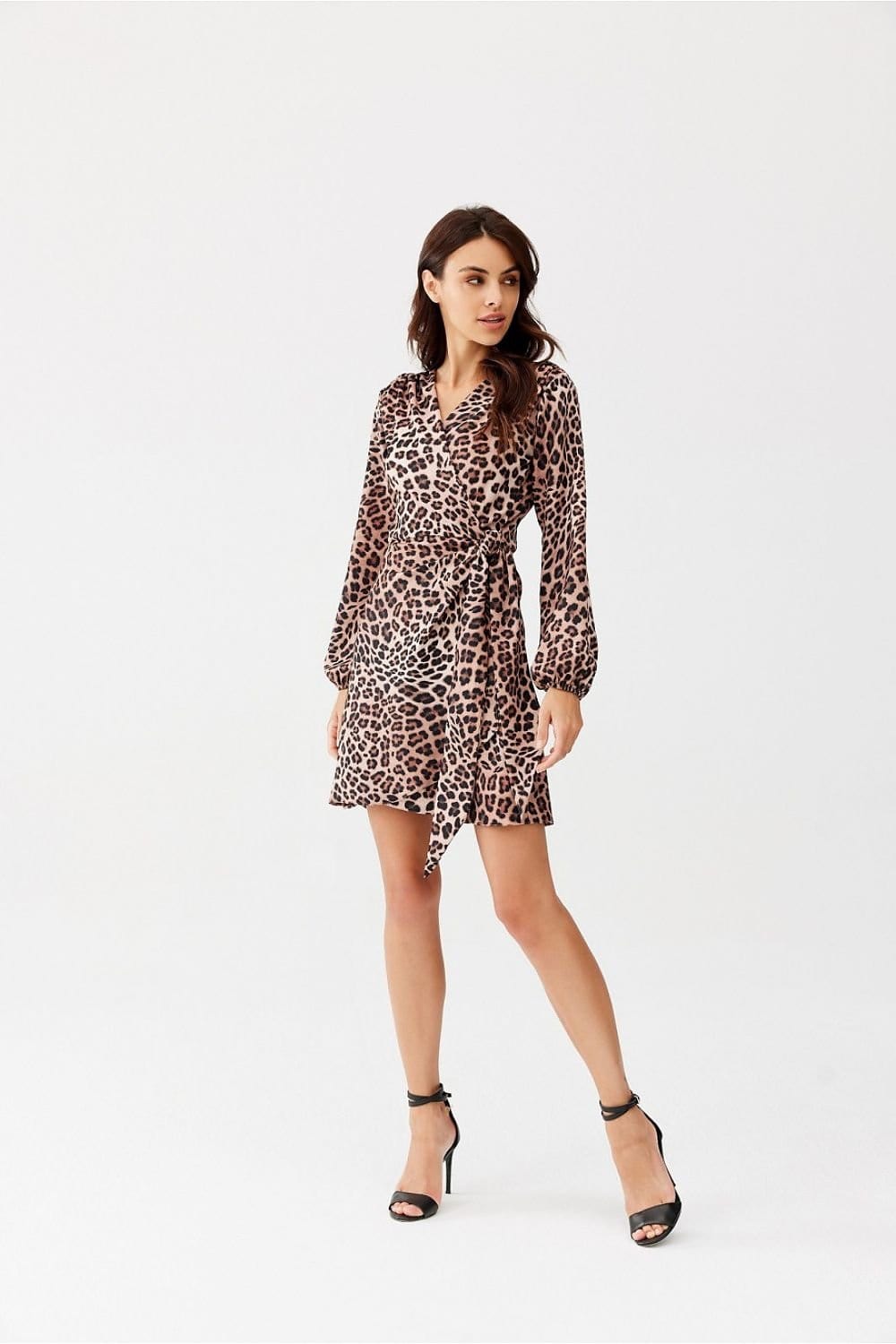 Robe courte de soirée chic à motif léopard avec manches longues pour un look élégant.