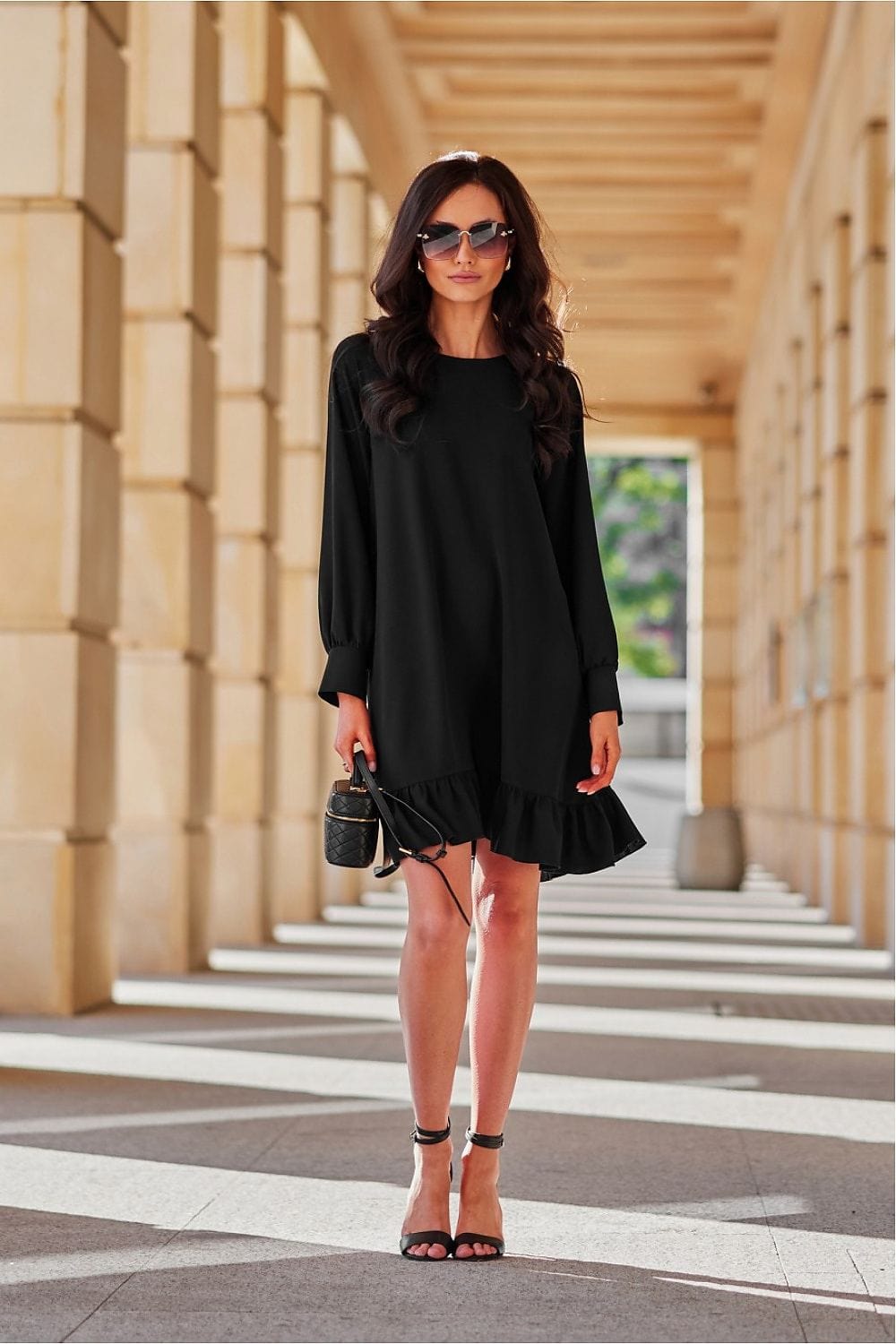 Robe de soirée chic noire courte manches longues pour un look élégant et intemporel en toute occasion.