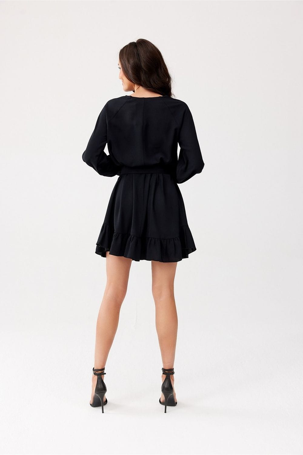 Robe courte noire soirée chic, manches longues et évasée, idéale pour mariage invité ou cocktail.