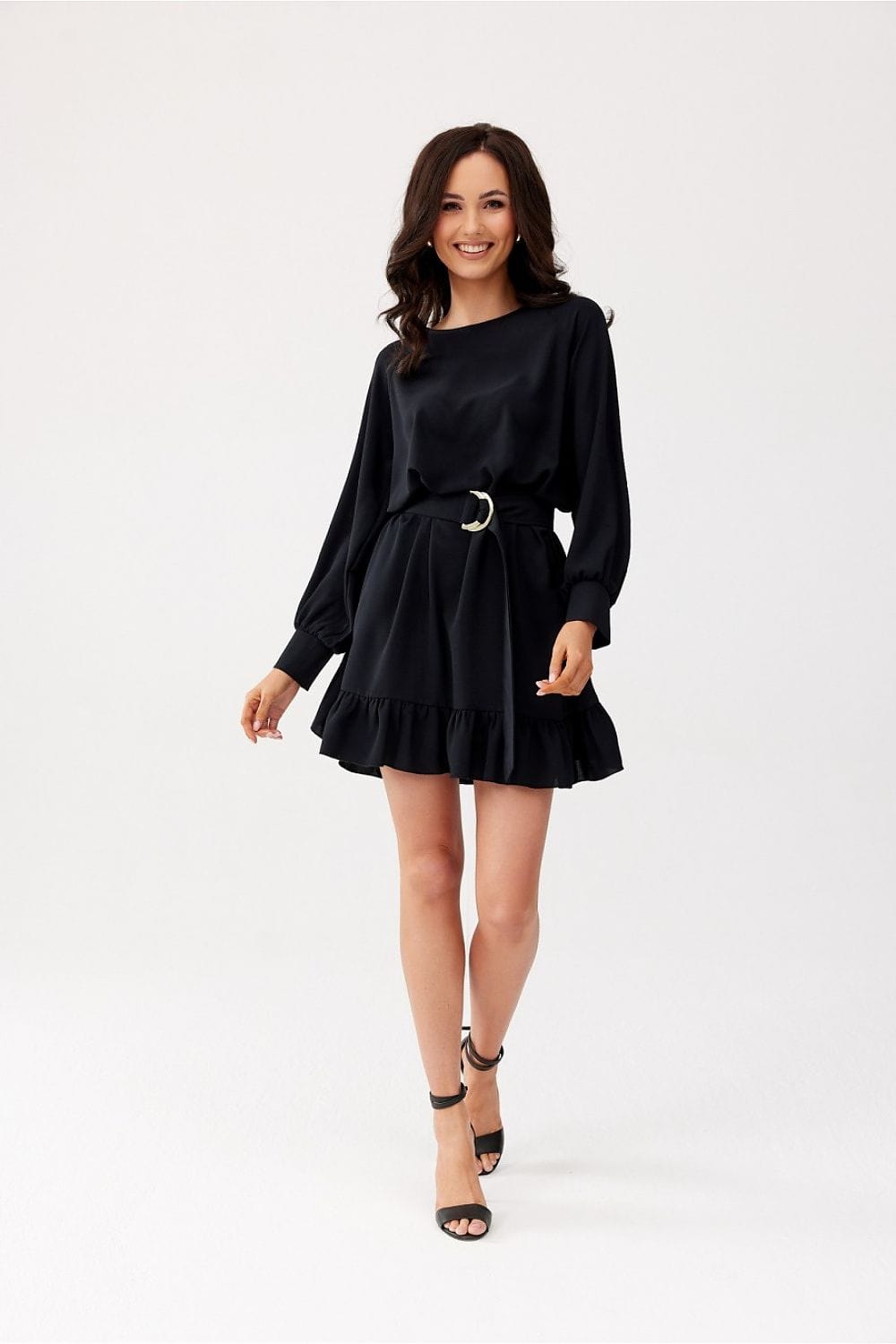 Robe noire soirée chic courte avec manches longues pour un look élégant et sophistiqué.