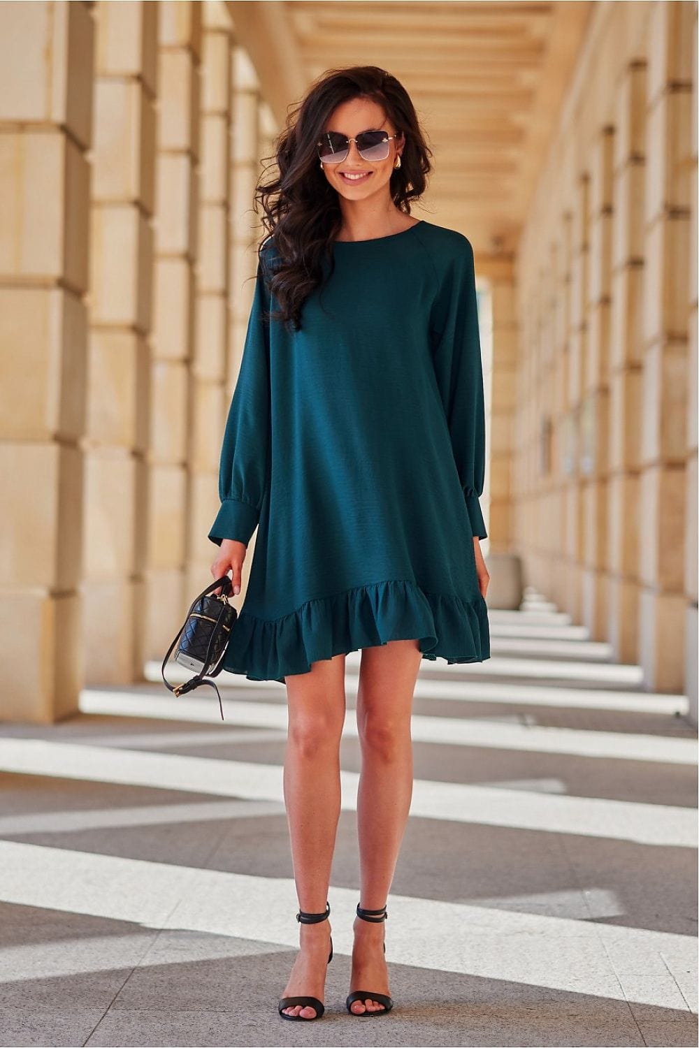 Robe verte chic à manches longues pour soirée, courte et fluide idéale pour un look tendance.