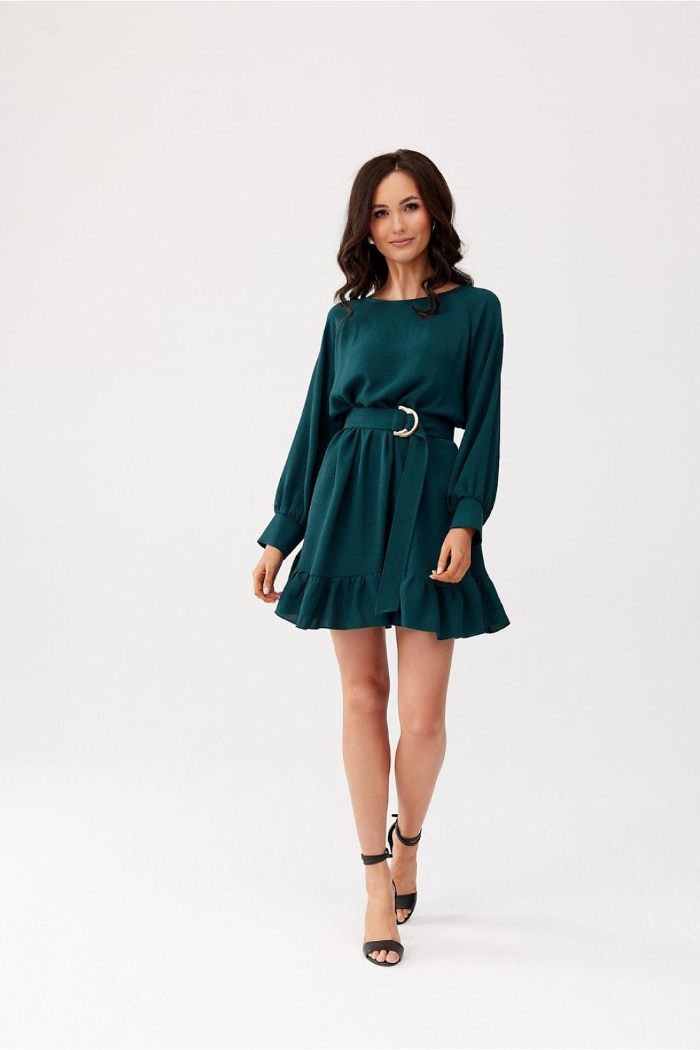 Robe de soirée chic verte manches longues courte évasée, idéale pour un mariage ou cocktail
