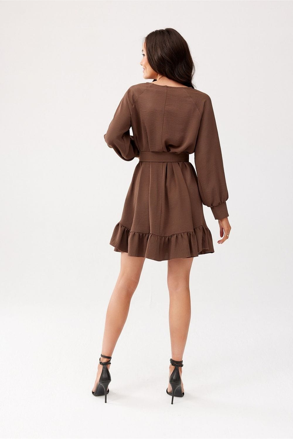 Robe de soirée chic marron courte trapèze manches longues élégante pour événements spéciaux.