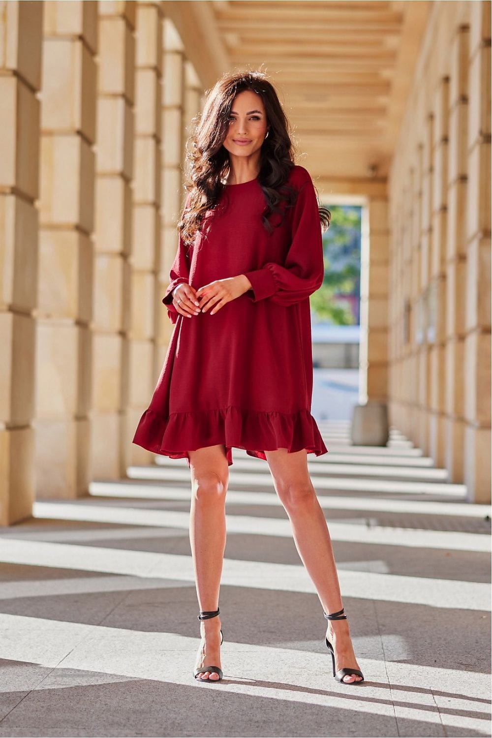 Robe courte bordeaux pour mariage invité chic, style fluide avec manches longues élégantes.