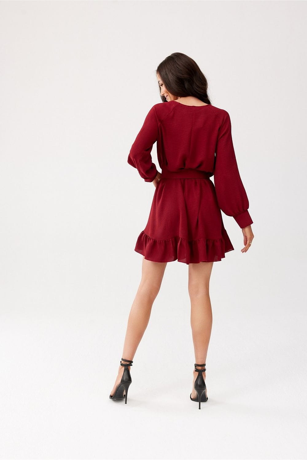 Robe courte soirée chic bordeaux, manches longues, parfaite pour cocktail ou événement festif.