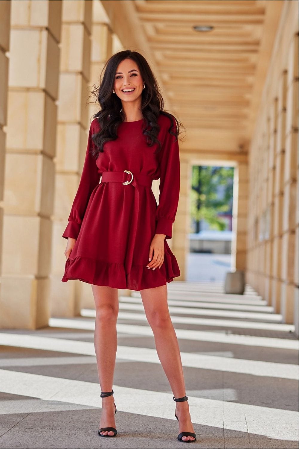 Robe de soirée chic rouge bordeaux courte manches longues avec ceinture pour événements élégants.