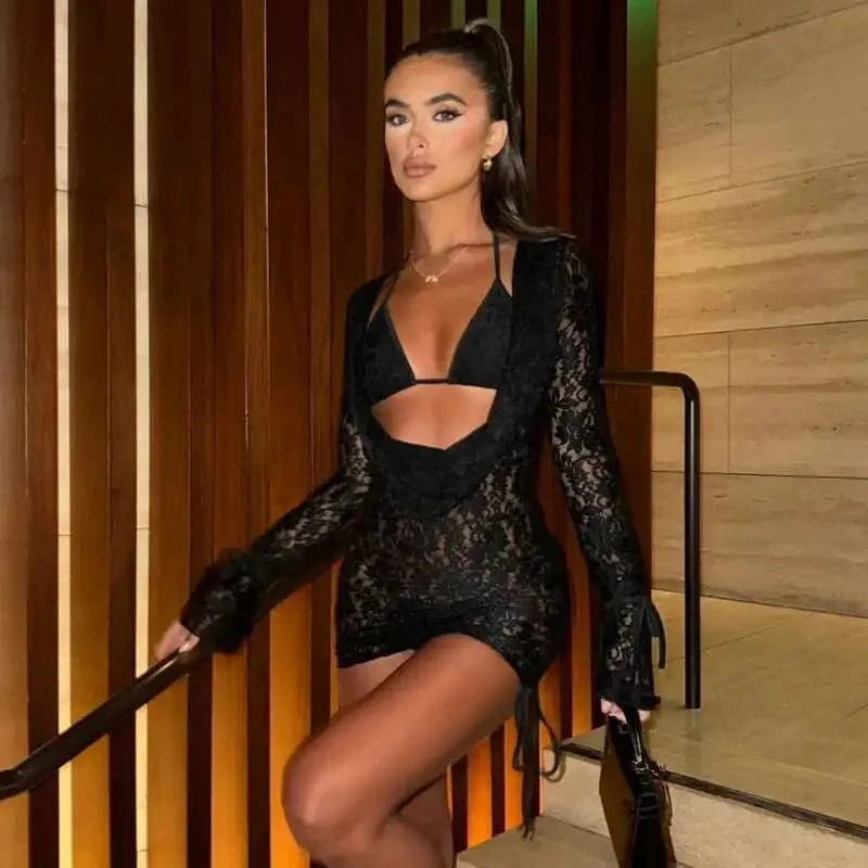 Robe de plage en dentelle courte manches longues