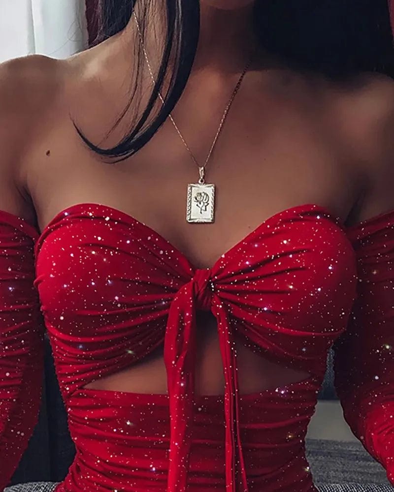 Robe de soirée sexy rouge moulante courte épaules dénudées avec manches longues brillantes.