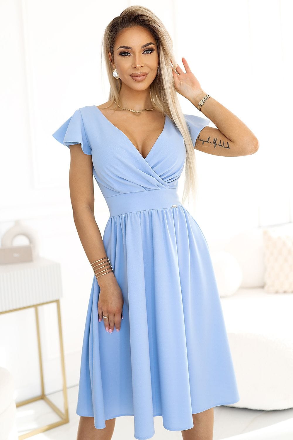 robe de cocktail manches courtes décolletée élégante moulante rose poudré midi pour cérémonie chic