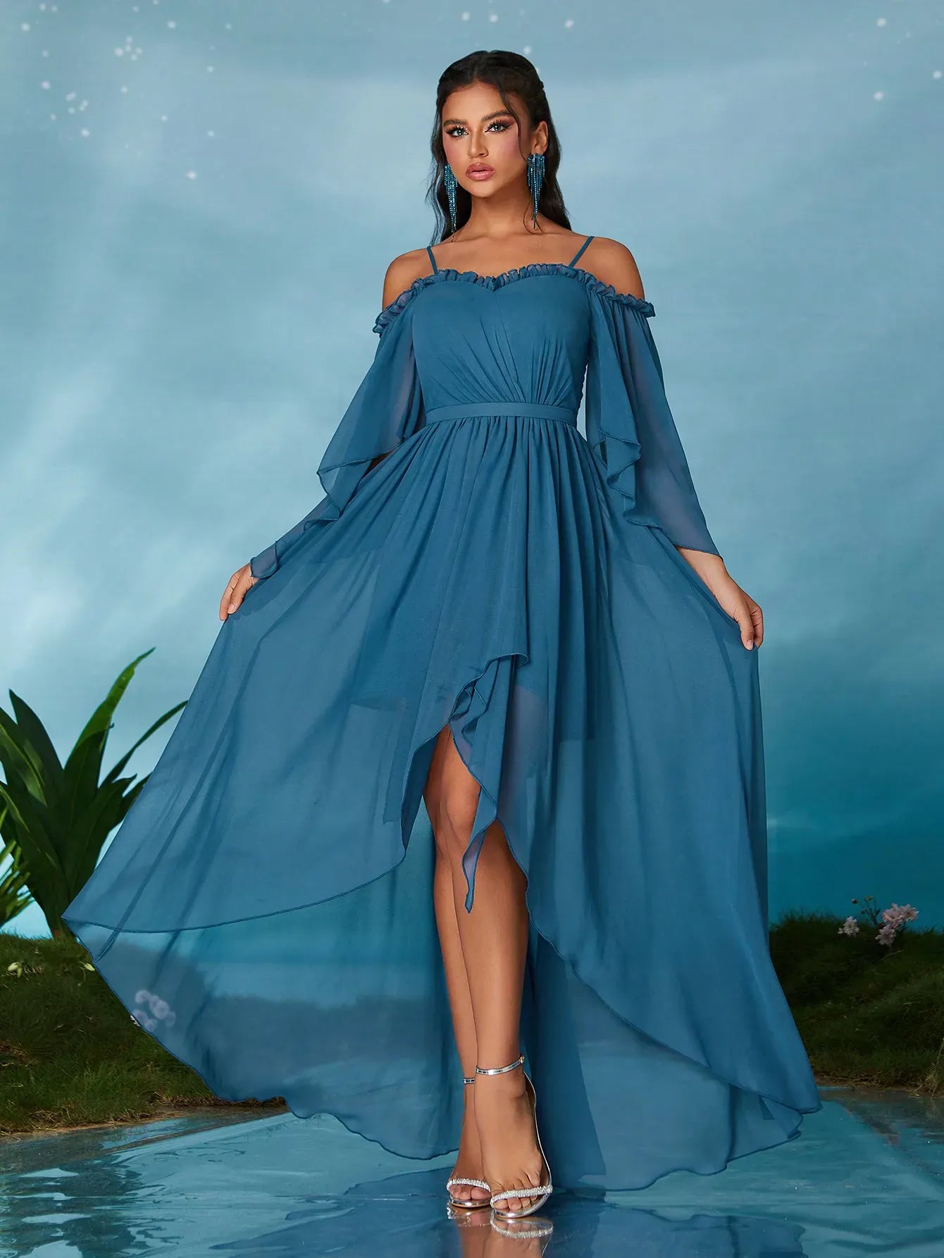 Robe de soirée bleue asymétrique à manches fluides