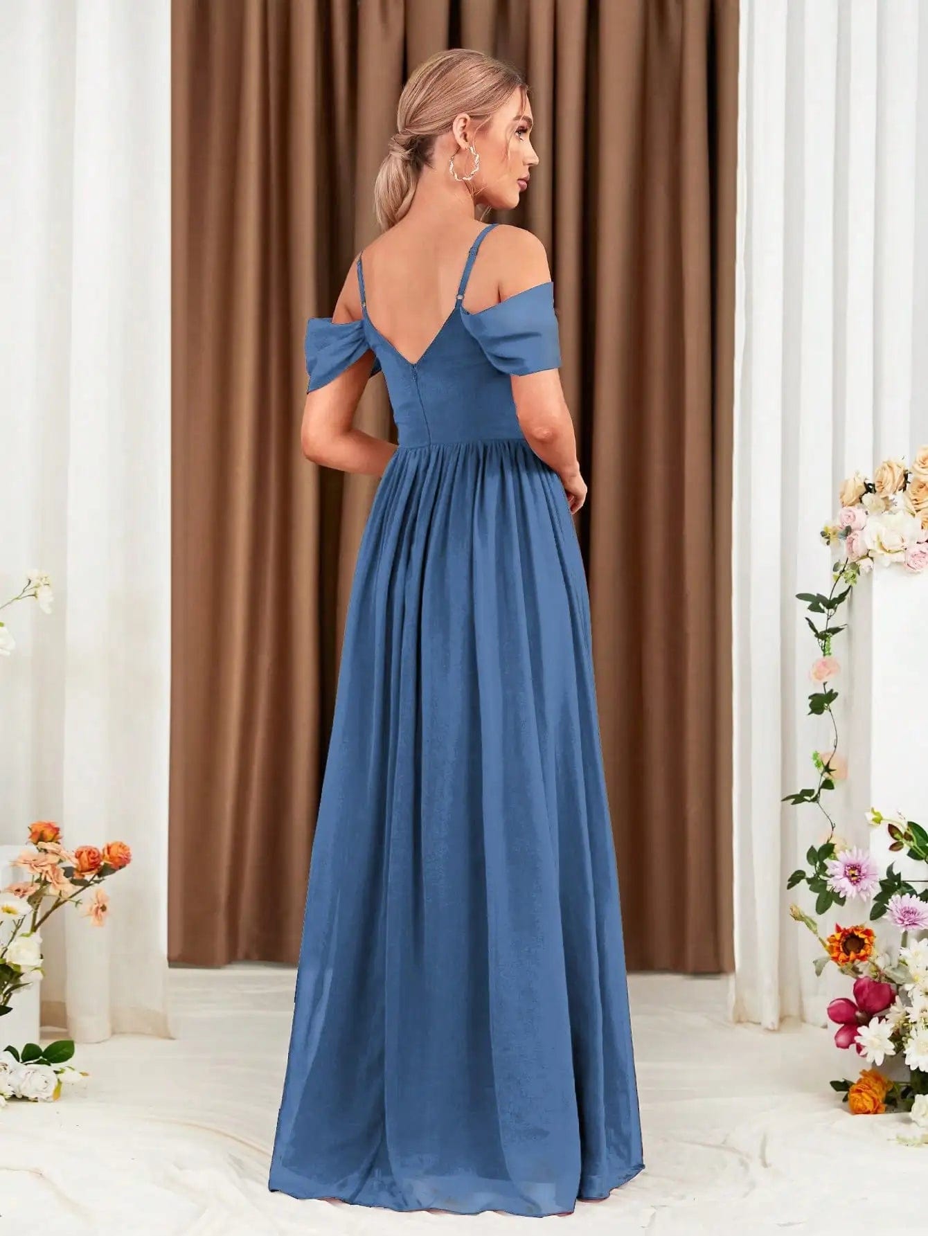 Robe de soirée bleue longue à décolleté en cœur et manches épaules dénudées pour cocktail ou mariage.