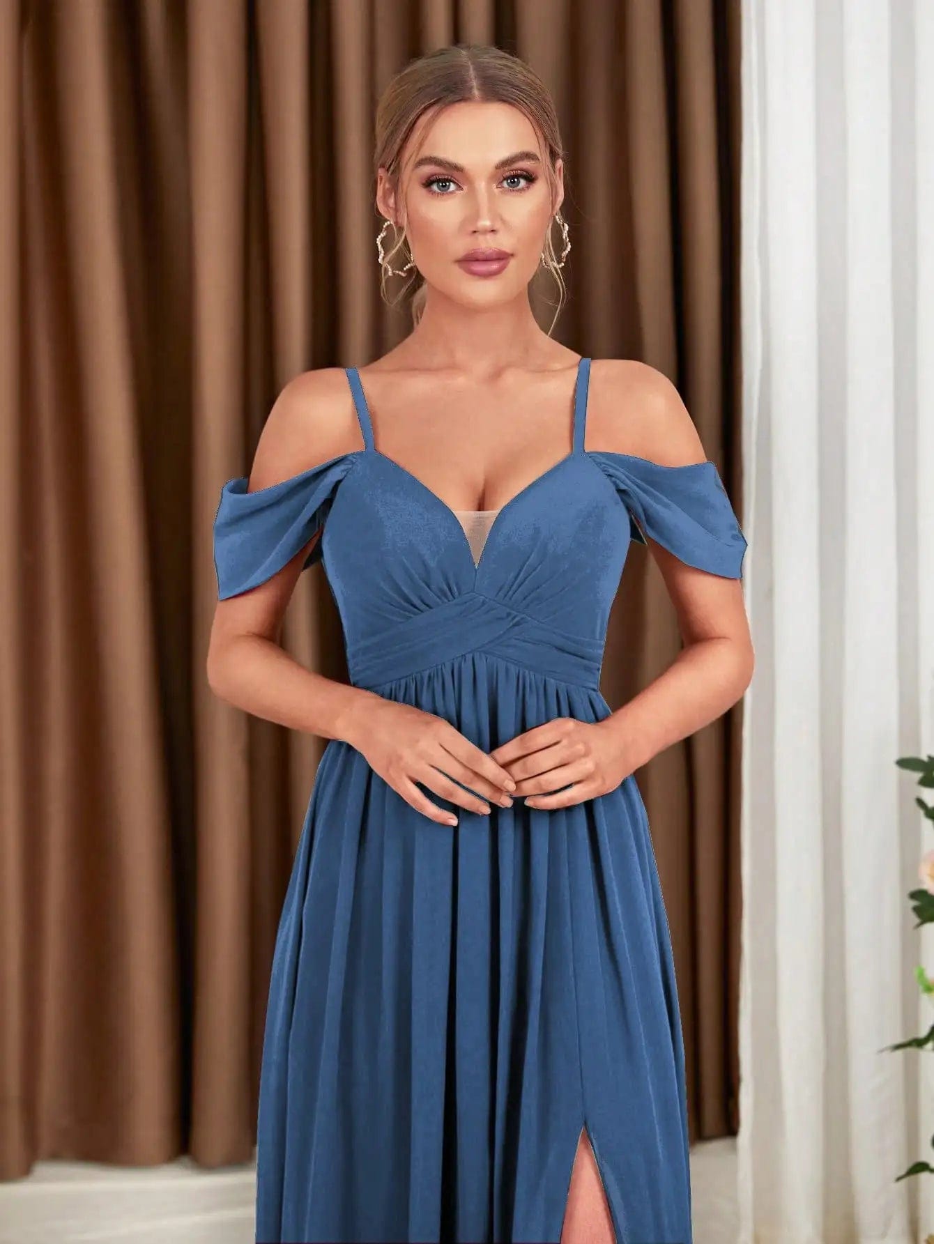 Robe de soirée bleue longue avec décolleté en cœur et manches épaules dénudées pour gala ou mariage.