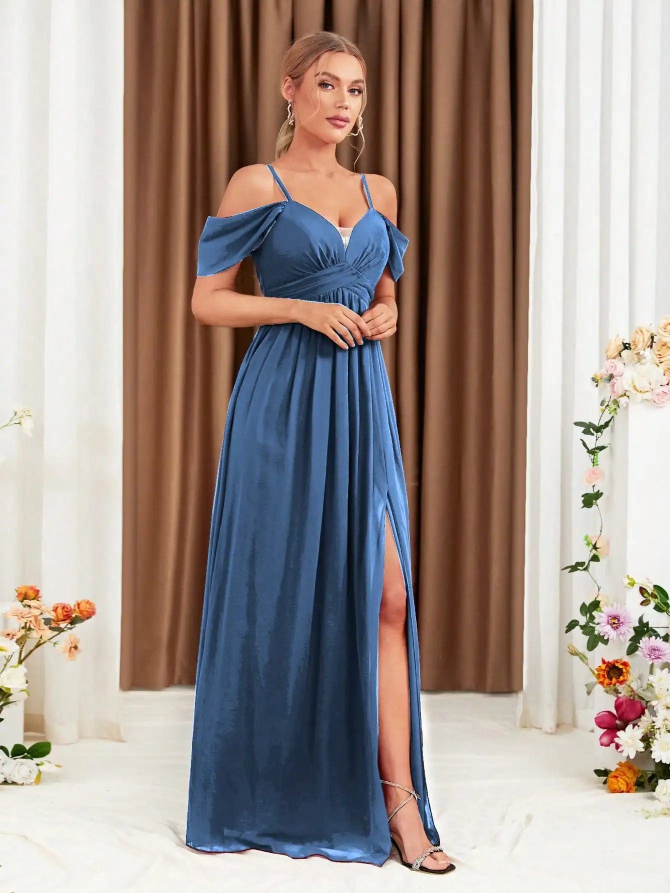 Balise ALT : "Robe de soirée bleue longue avec décolleté en cœur, manches courtes et fente élégante pour gala ou mariage."