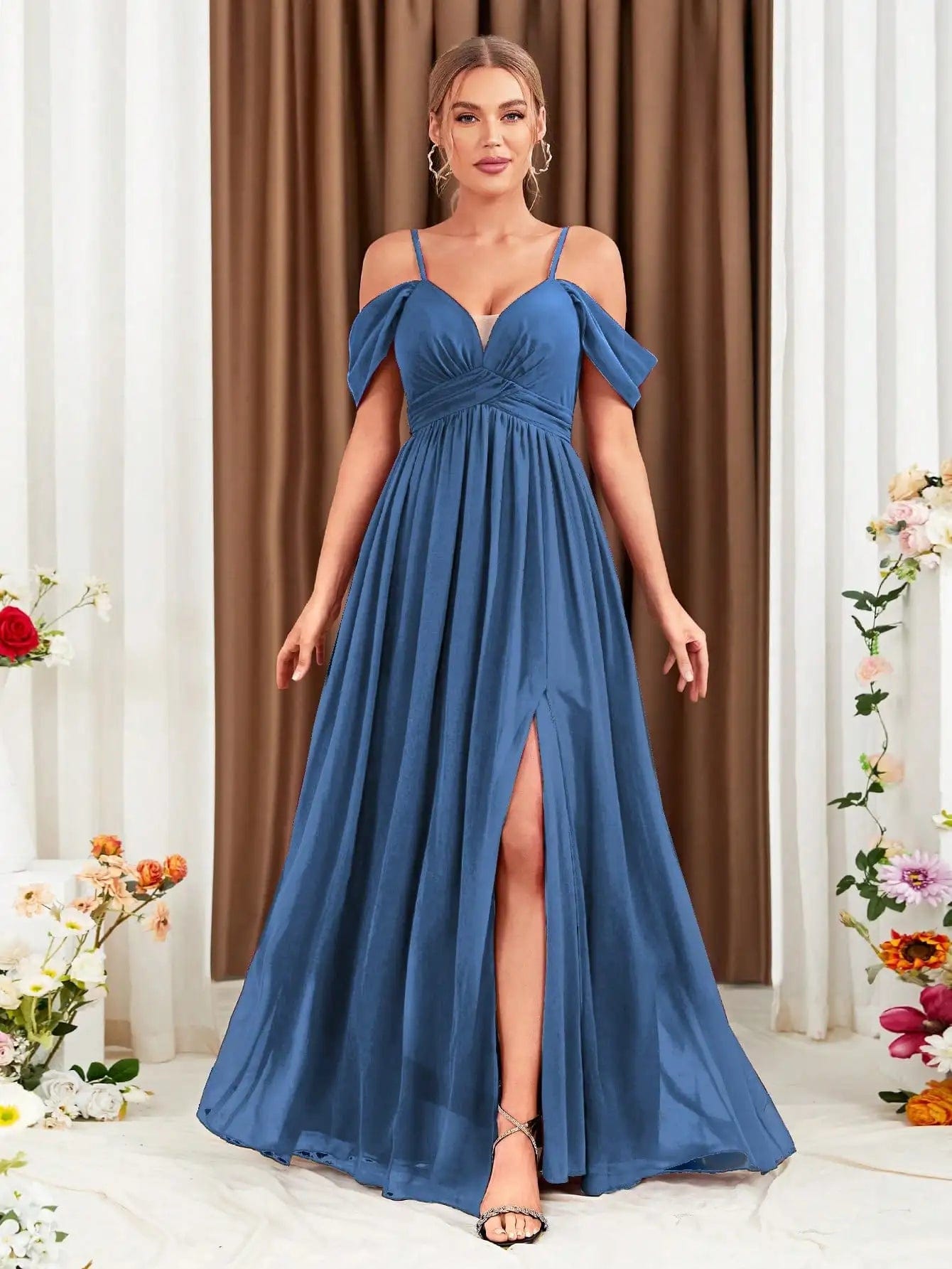 Robe de soirée bleue longue avec décolleté en cœur, épaules dénudées et fente élégante pour gala ou mariage.