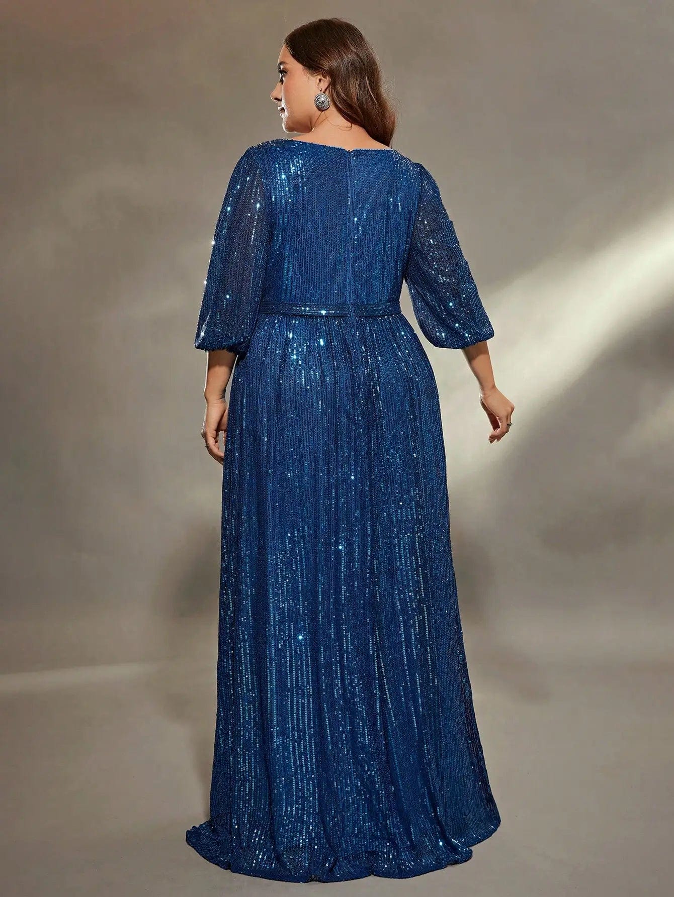 Robe de soirée chic bleue grande taille à manches longues et paillettes pour événement élégant.