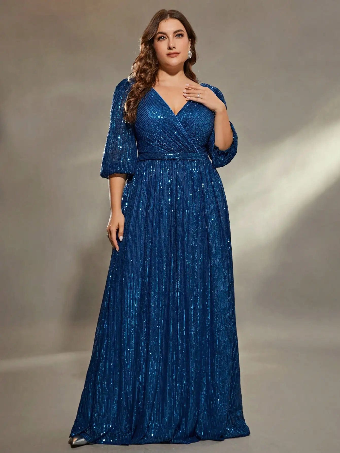 Robe de soirée bleue à paillettes grande taille avec manches longues pour événement, style chic et élégante.