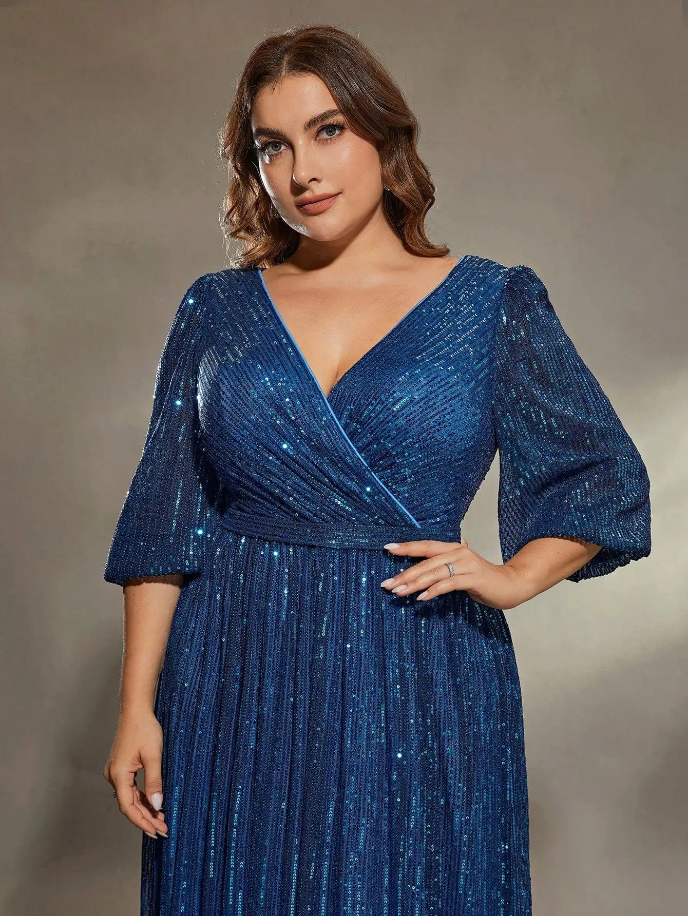Robe bleue pailletée style soirée chic à manches longues et décolleté, longueur midi pour femme grande taille.