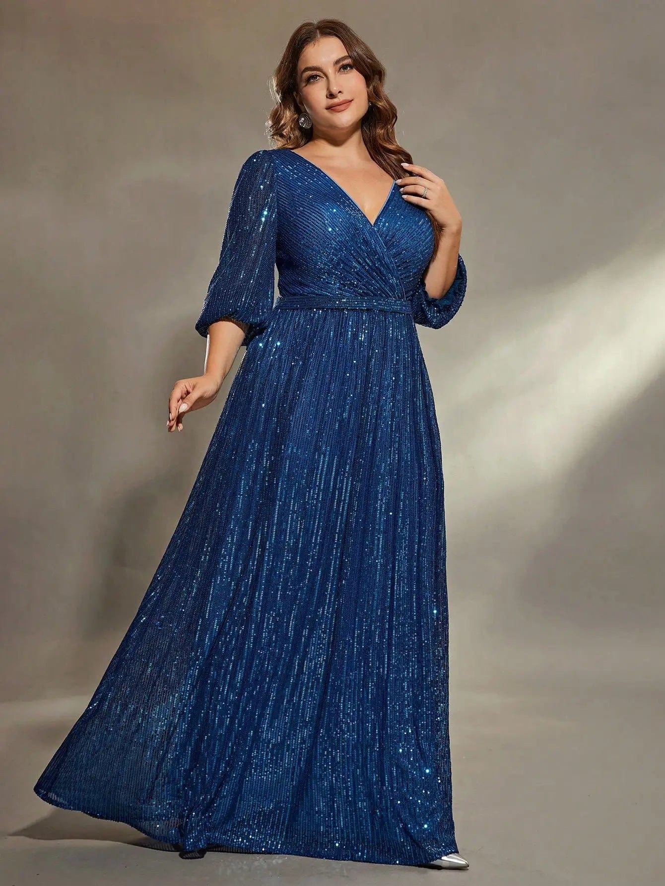 Robe de soirée bleue pailletée longue grande taille pour femme élégante, manches trois-quarts et col en V, idéale pour gala ou mariage.