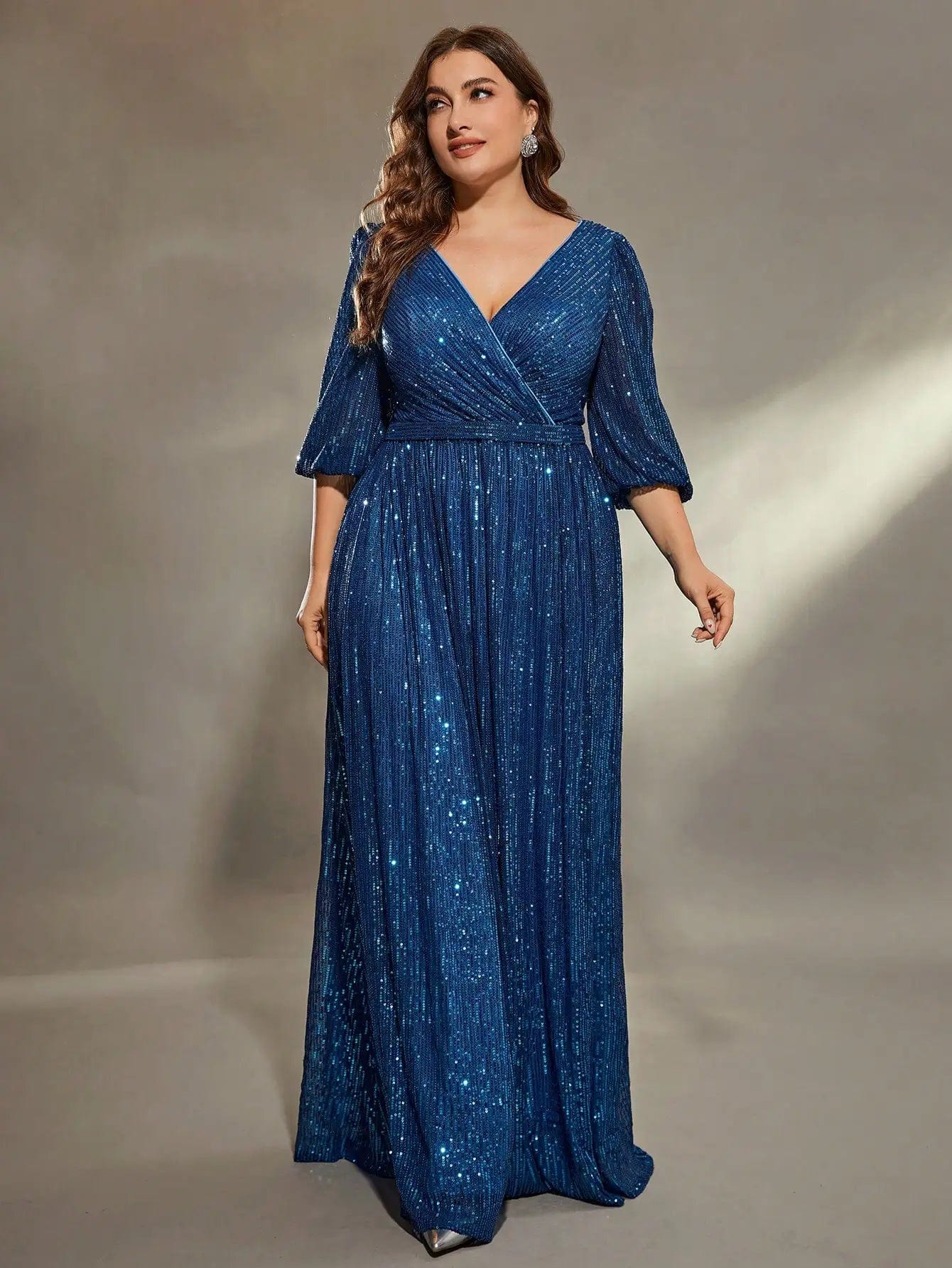 Robe de soirée bleue grande taille avec paillettes, manches longues, coupe empire pour gala ou mariage, élégante et ample.