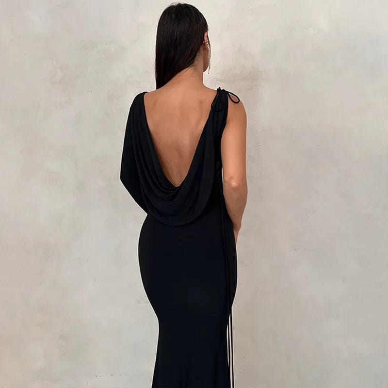 Robe de soirée chic noire longue avec décolleté plongeant dans le dos, idéale pour cocktail ou gala.