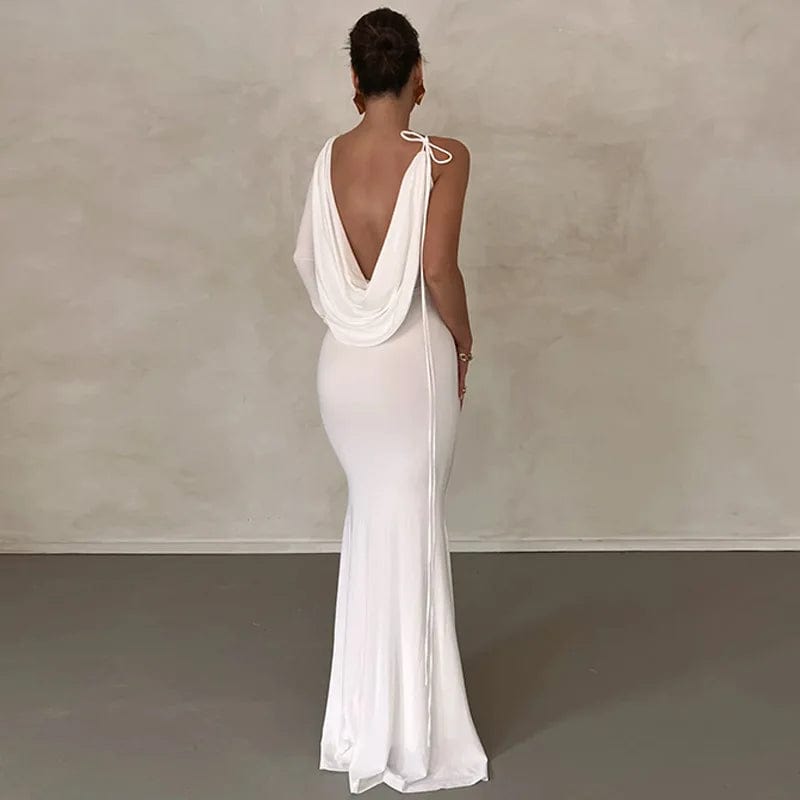 Robe soirée chic longue blanche avec décolleté plongeant dos nu pour mariage ou gala, silhouette moulante et élégante.