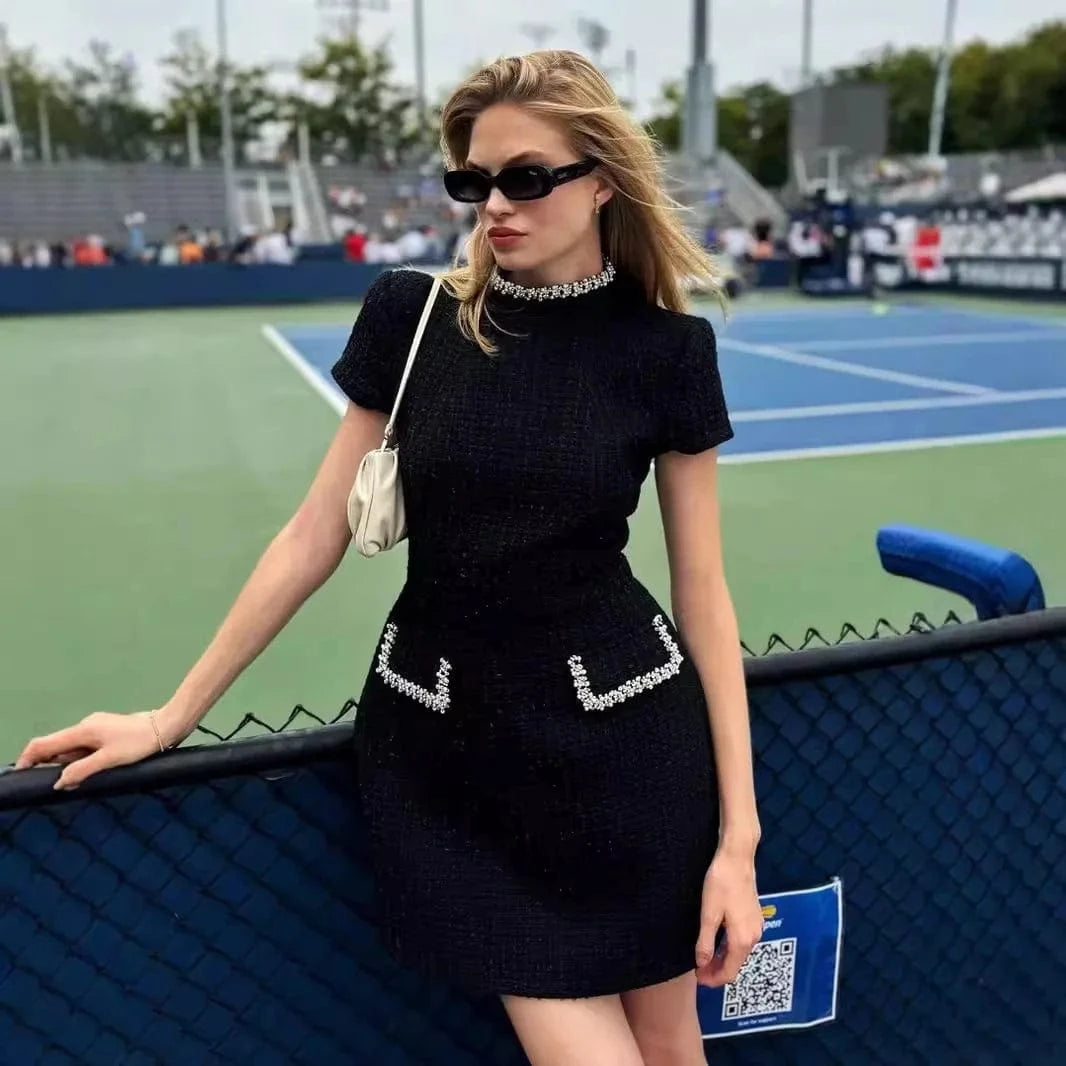 robe courte habillée chic pour soirée élégante avec décolleté et manches longues en satin noir fluide