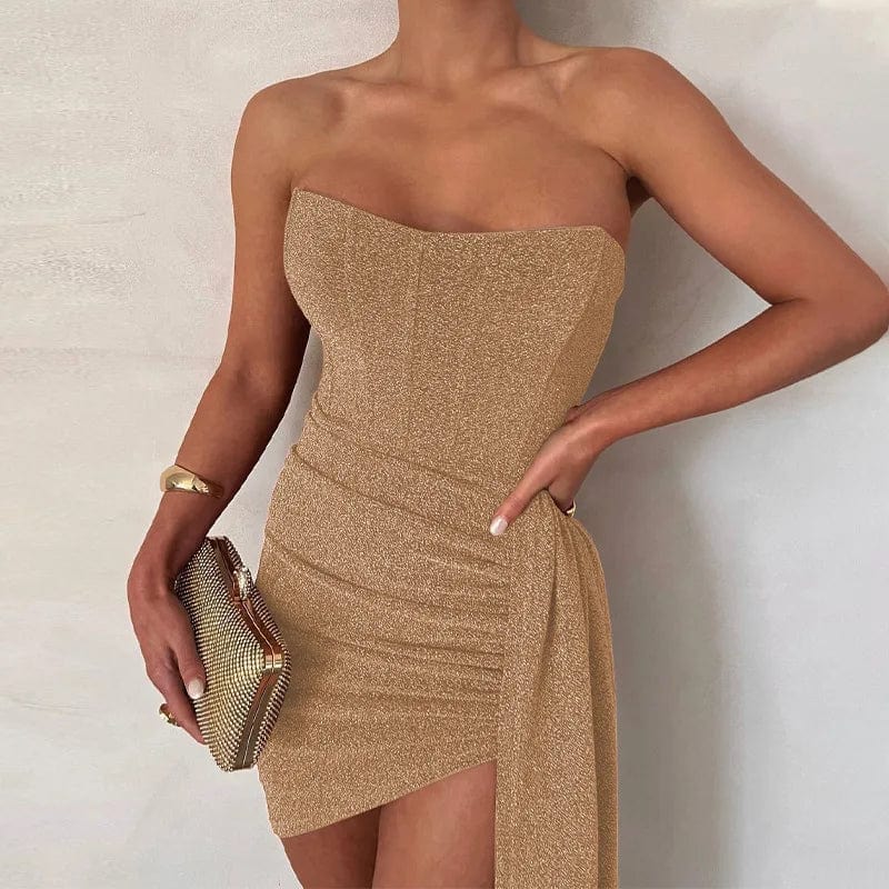 Robe de soirée chic dorée courte à épaules dénudées et drapée, idéale pour cocktail ou événement gala.