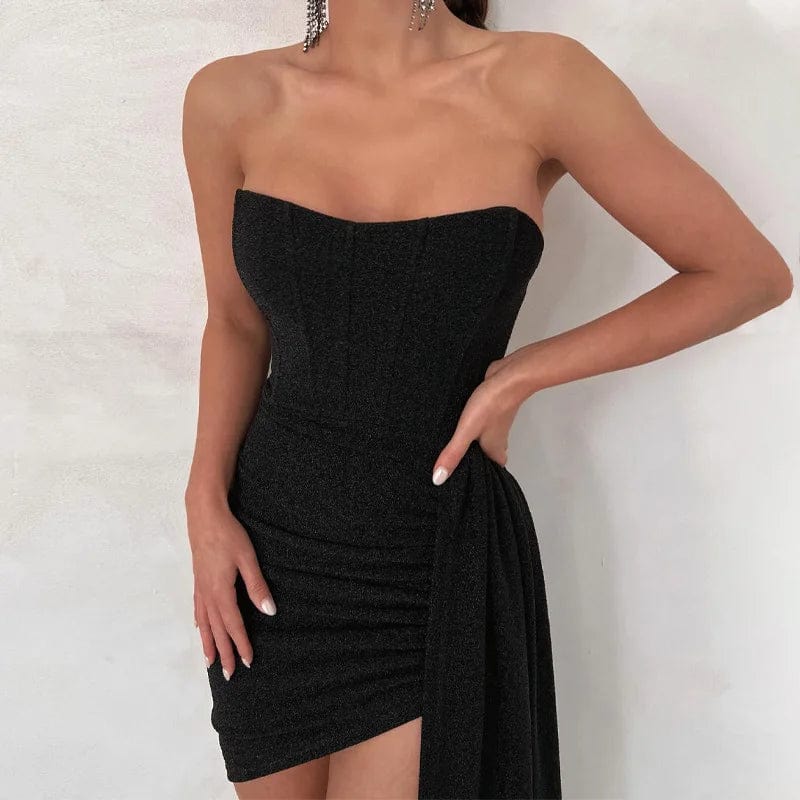 Robe de soirée chic noire courte épaules dénudées, drapée pour cocktail ou nouvel an, parfaite pour une silhouette moulante et tendance.