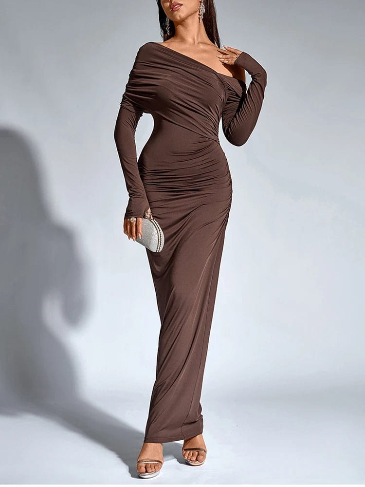 Robe de soirée chic moulante marron longue à manches longues pour un look élégant et raffiné.