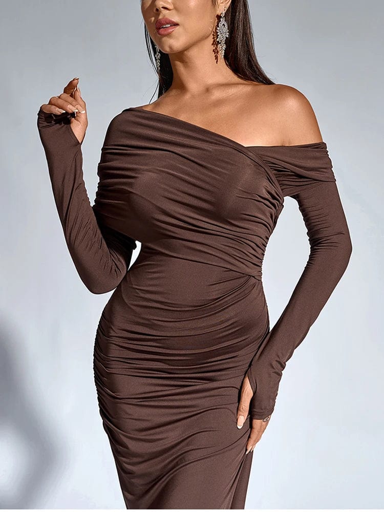 Robe de soirée chic moulante marron longue épaules dénudées avec manches longues élégante.