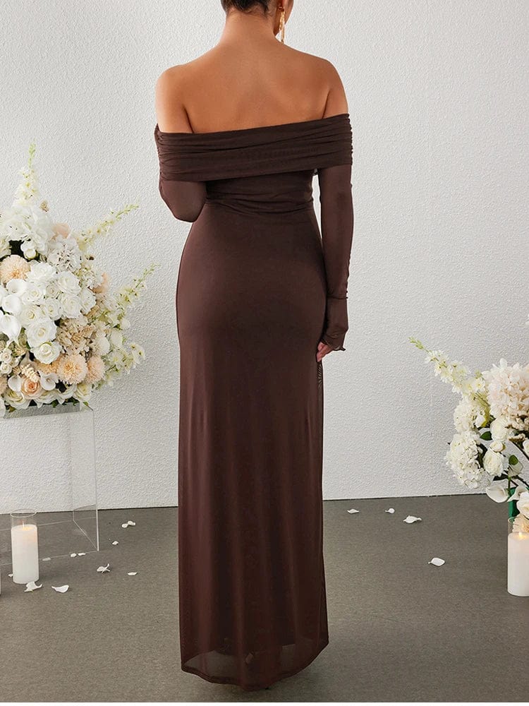 Robe de soirée chic rose longue moulante épaules dénudées pour une allure élégante et moderne.