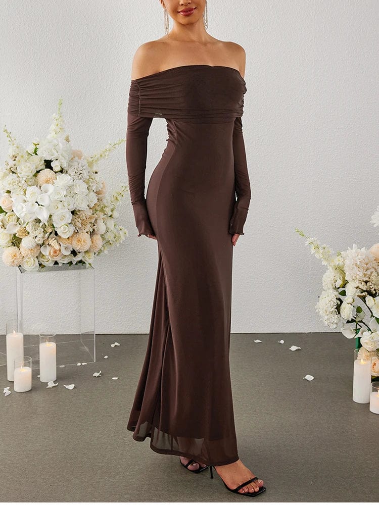 Robe de soirée chic marron longue moulante épaules dénudées, parfaite pour un mariage élégant.