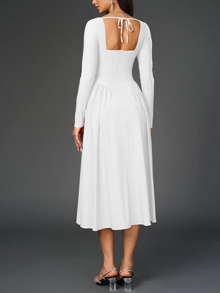 Robe cocktail chic blanche à manches longues, coupe midi, parfait pour une soirée élégante.