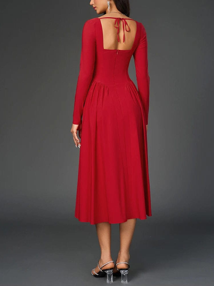 Robe de soirée chic rouge midi moulante manches longues, idéale pour un mariage ou gala élégant.