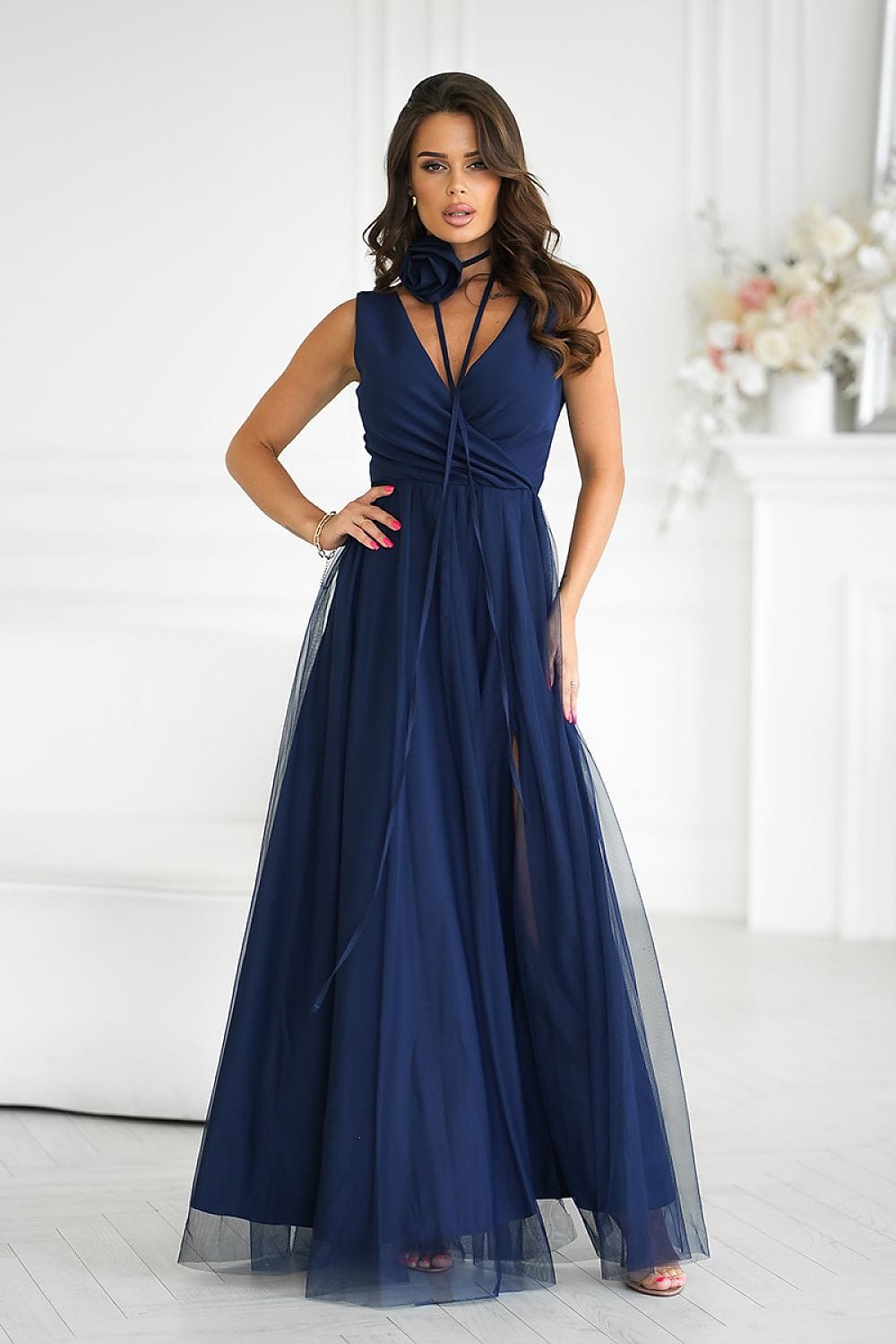 Robe bleue longue sans manches pour soirée chic, avec col montant et jupe fluide.