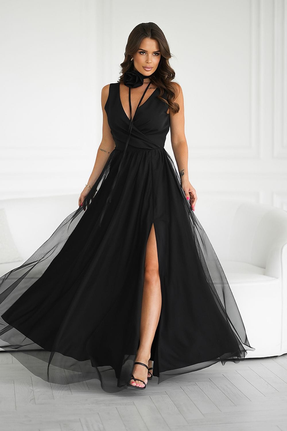 Robe de soirée chic noire longue sans manches pour gala ou nouvel an, silhouette moulante en tulle.