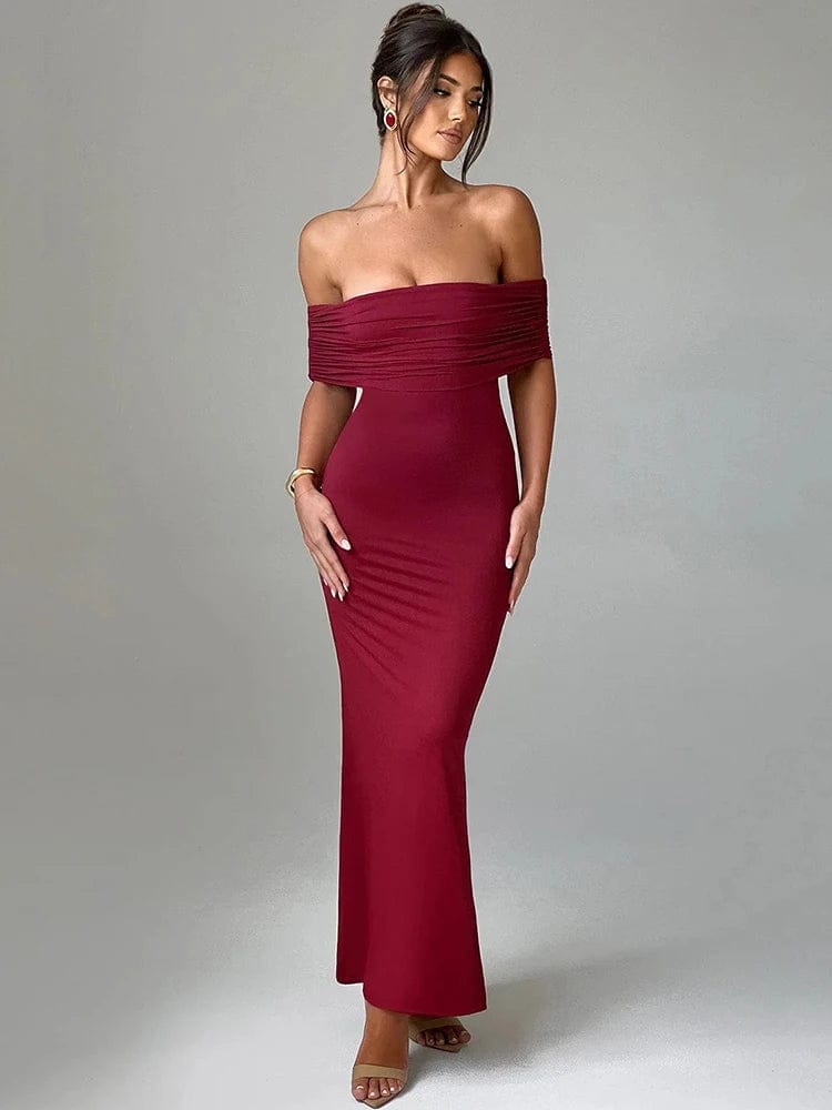 Robe de soirée dos nu bordeaux longue et moulante avec épaules dénudées pour une allure élégante et chic.