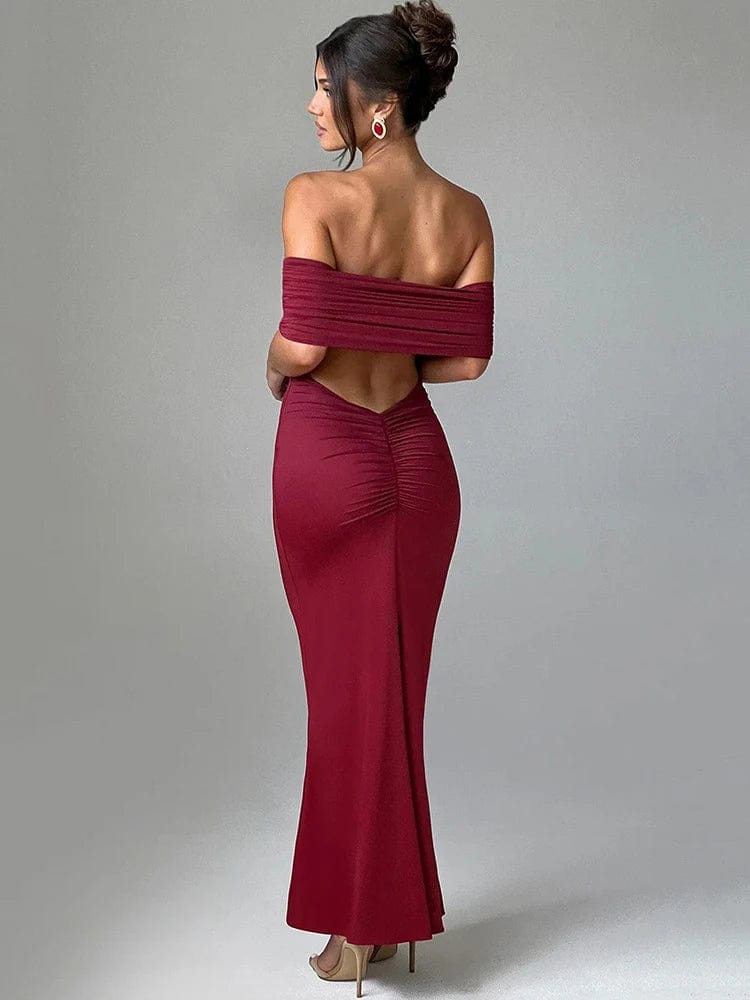 Robe de soirée dos nu rouge longue moulante à manches longues pour gala ou événement élégant, silhouette princesse.