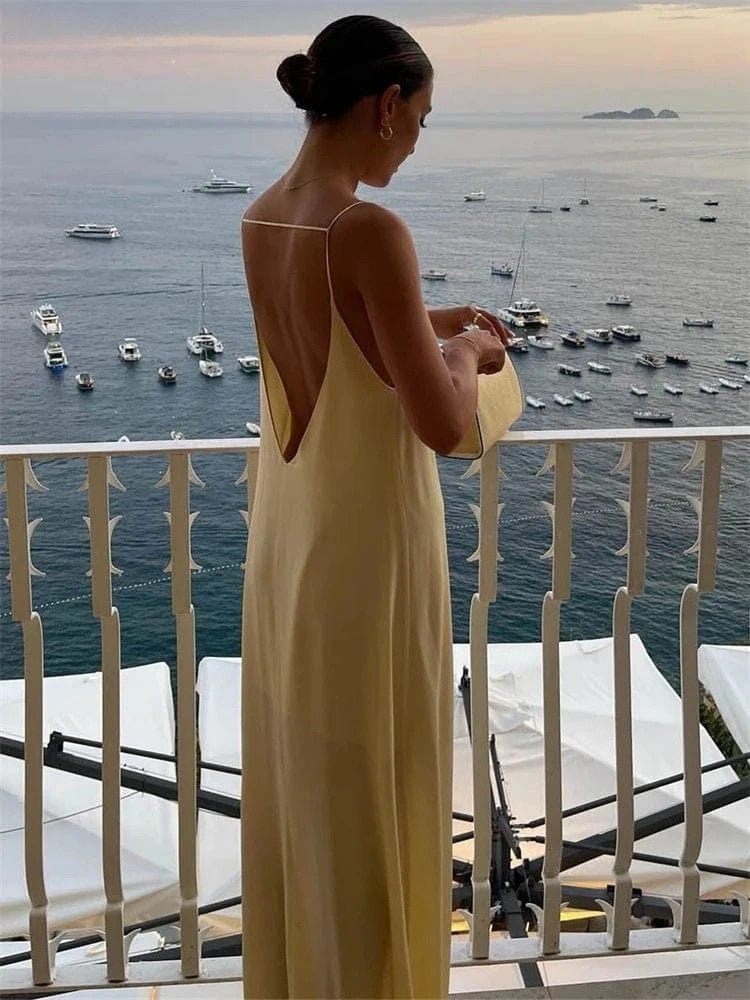 robe de soirée sexy longue dos nu en satin pour un mariage ou une soirée chic élégante