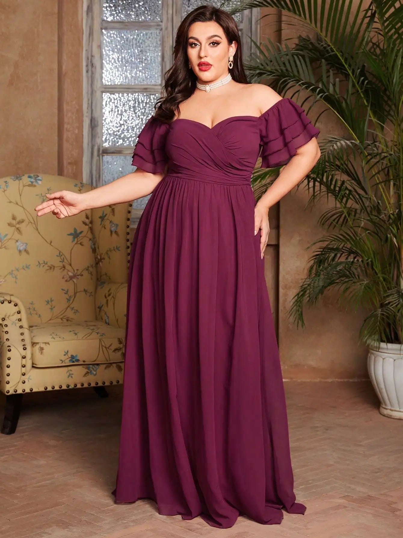 Robe de soirée grande taille couleur bordeaux, style empire avec épaules dénudées, idéale pour mariage invité chic et élégant.