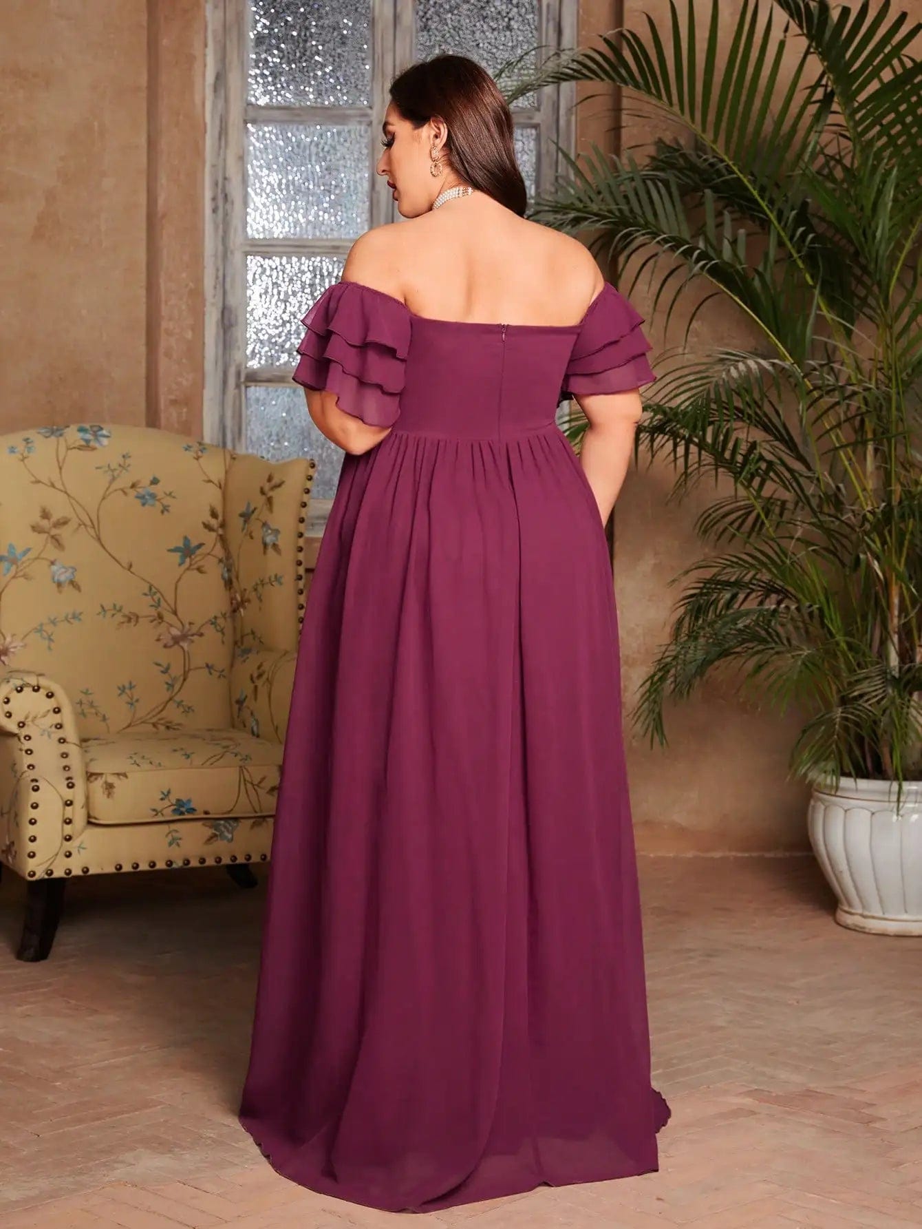 Robe de soirée grande taille bordeaux longue avec manches courtes et épaules dénudées, adaptée pour une soirée élégante.