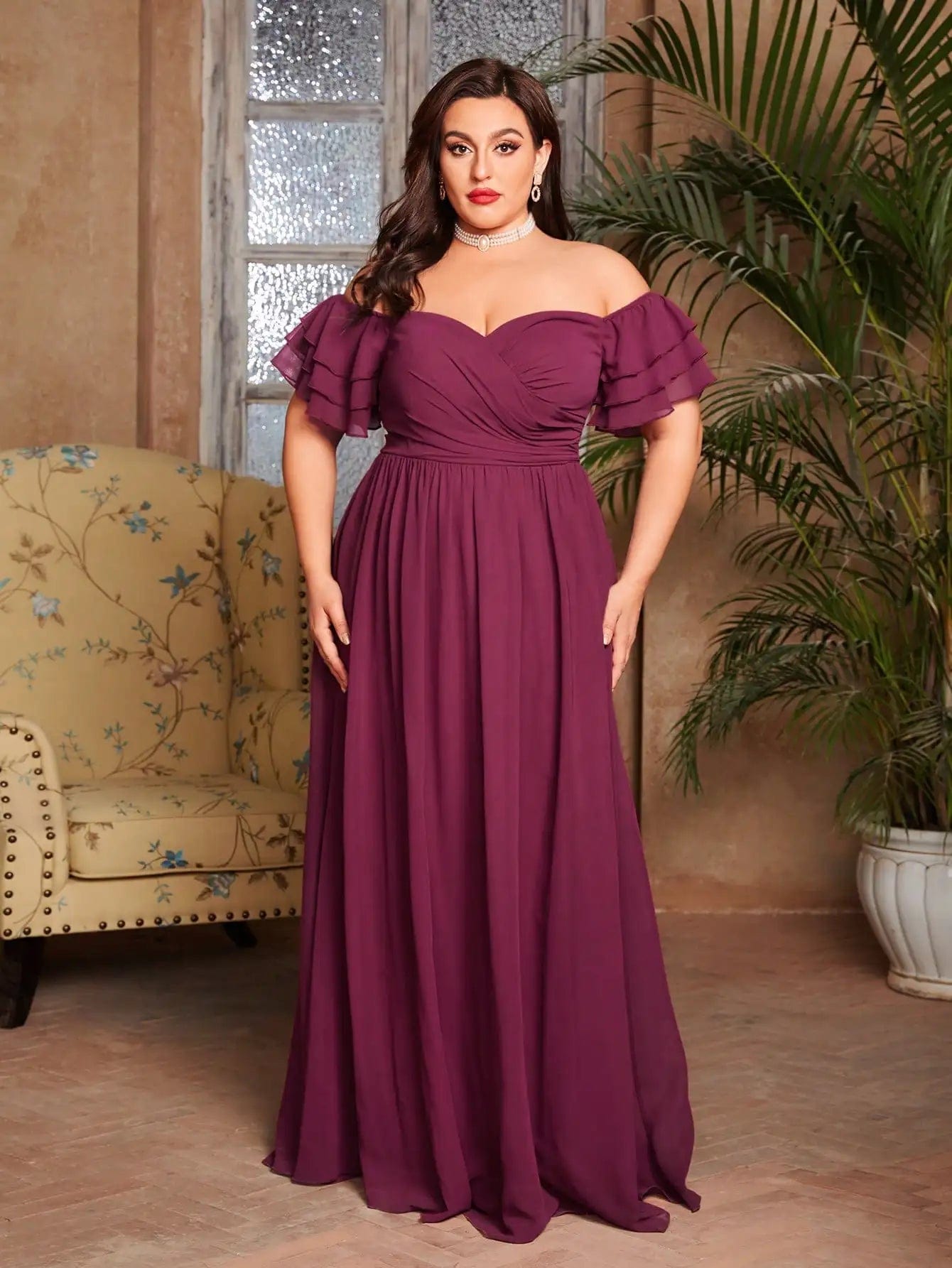 Robe de soirée grande taille bordeaux, longue avec épaules dénudées, pour évènement chic et élégant.